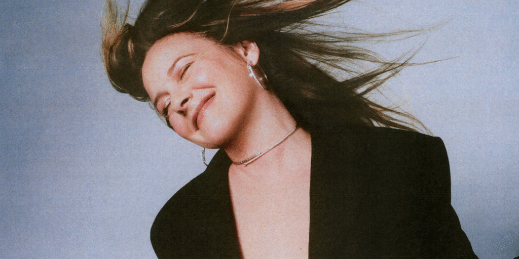 Alicia Silverstone Revived Her ’90s Sky Blue Nails Alicia Silverstone Revived Her '90s Sky Blue Nails