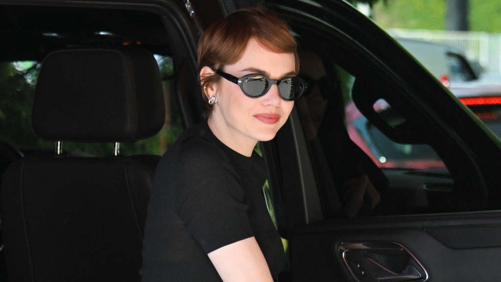 Emma Stone’s Return to the Venice Film Festival Features Two Louis Vuitton Bags and the Toe-Ring Sandal Trend Emma Stone’s Return to the Venice Film Festival Features Two Louis Vuitton Bags and the Toe-Ring Sandal Trend