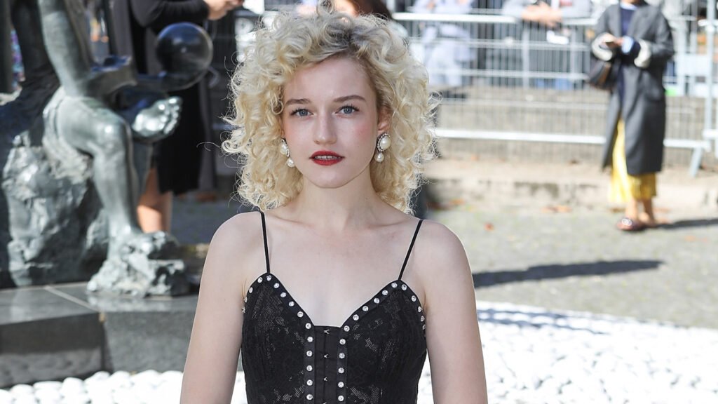 Julia Garner’s Curly Pixie Is the Perfect Fall Hairstyle Julia Garner’s Curly Pixie Is the Perfect Fall Hairstyle