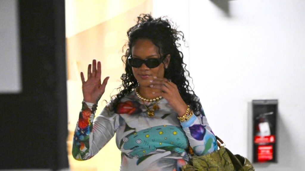 Rihanna Brings Back Her Favorite Vintage Bag Rihanna Brings Back Her Favorite Vintage Bag