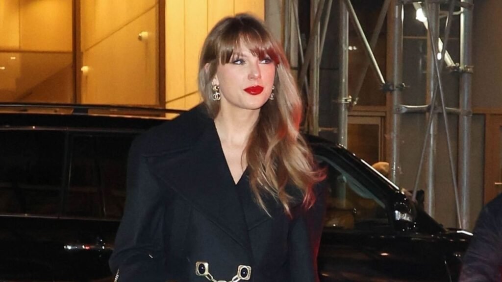 Taylor Swift Finds the Perfect Podcast Accessory Taylor Swift Finds the Perfect Podcast Accessory