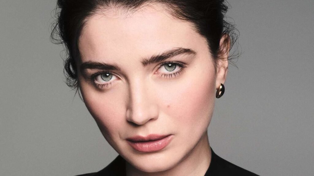 Why One Vogue Editor Only Has Eyes for Tubing Mascaras