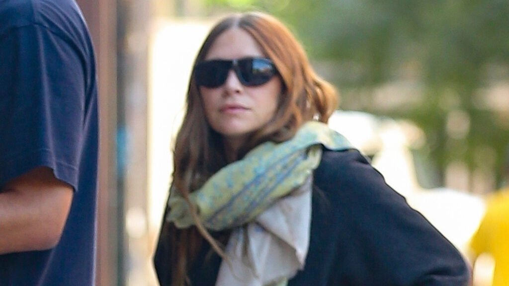 Ashley Olsen Styles a Rare The Row Alligator Bag With Slides Ashley Olsen wearing jeans, slides, and carrying a rare alligator The Row bag