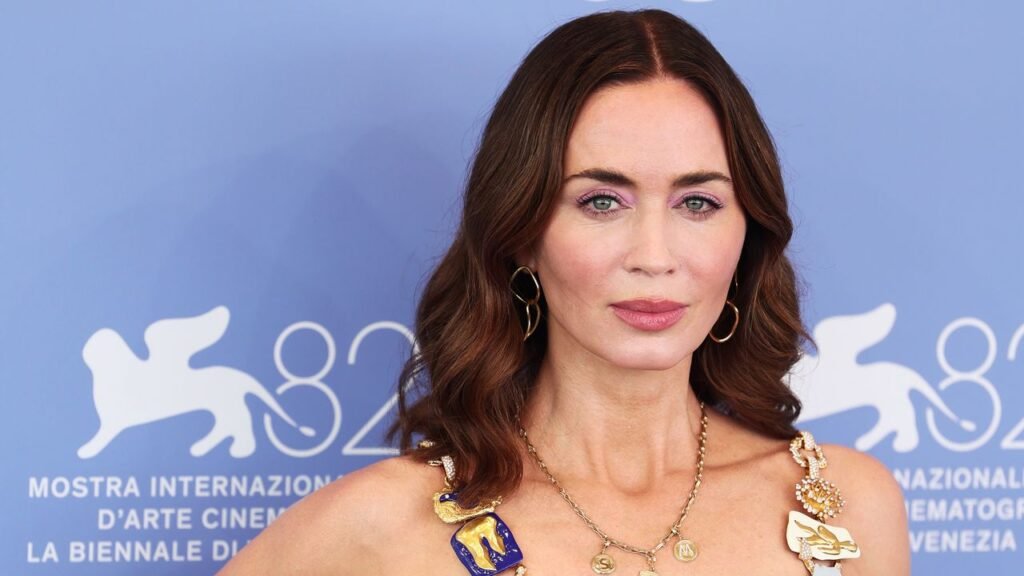 Emily Blunt Just Resurrected the Chambray Shirt Emily Blunt Just Resurrected the Chambray Shirt