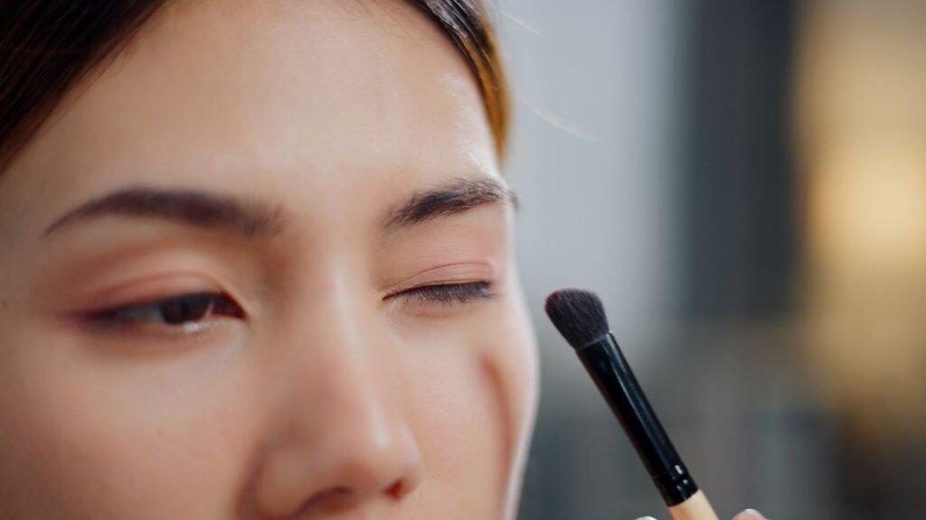 Eyeshadow for Hooded Eyes: How to Create a Look That Pops Eyeshadow for Hooded Eyes: How to Create a Look That Pops