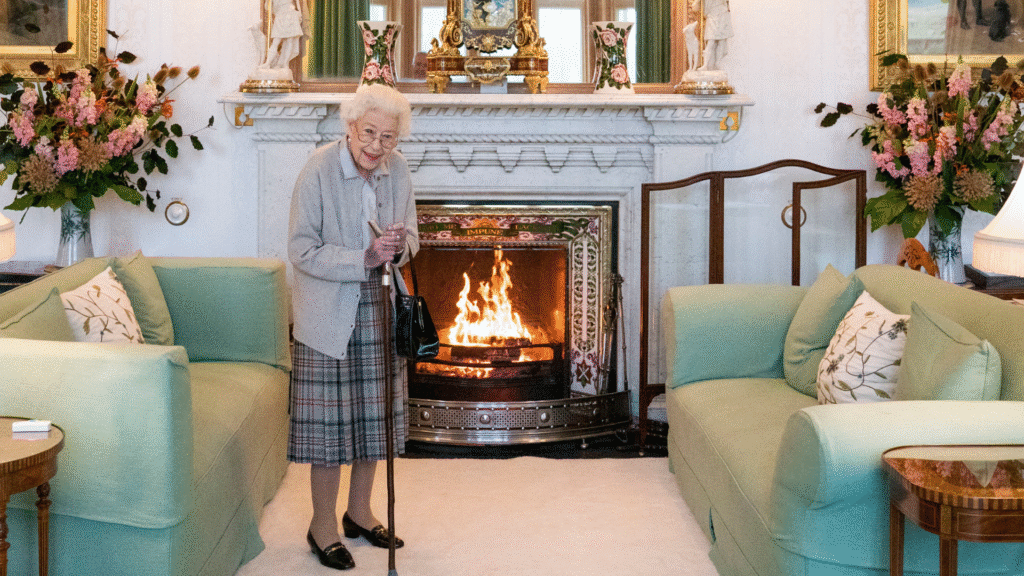 Former Royal Butler Claims Queen Elizabeth Asked Doctors to Keep Her “Alive” For One Event Former Royal Butler Claims Queen Elizabeth Asked Doctors to Keep Her “Alive” For One Event