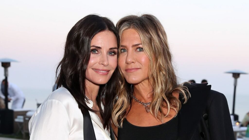 Jennifer Aniston Gives Courteney Cox a Frizz-Fighting, Rachel-Esque Blowout Jennifer Aniston Gives Courteney Cox a Frizz-Fighting, Rachel-Esque Blowout