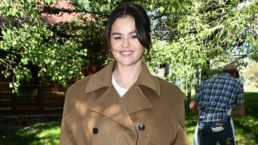 Selena Gomez’s Classic White Sneakers Trade Places With a Major Fall Trend Selena Gomez’s Classic White Sneakers Trade Places With a Major Fall Trend