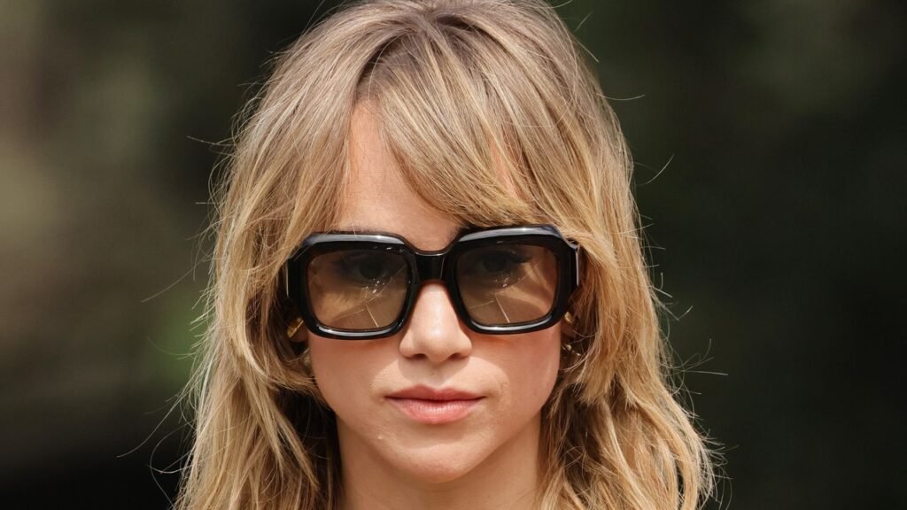 Suki Waterhouse Says ’70s Hair Is Not Just For Summer Suki Waterhouse Says ’70s Hair Is Not Just For Summer