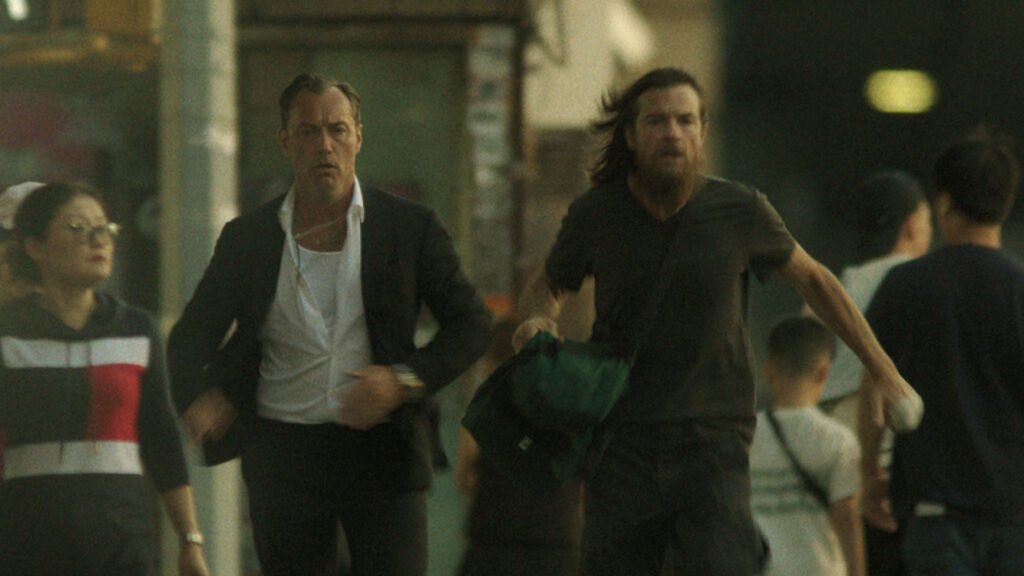 jude law and jason bateman play brothers jake and vince running through new york in black rabbit
