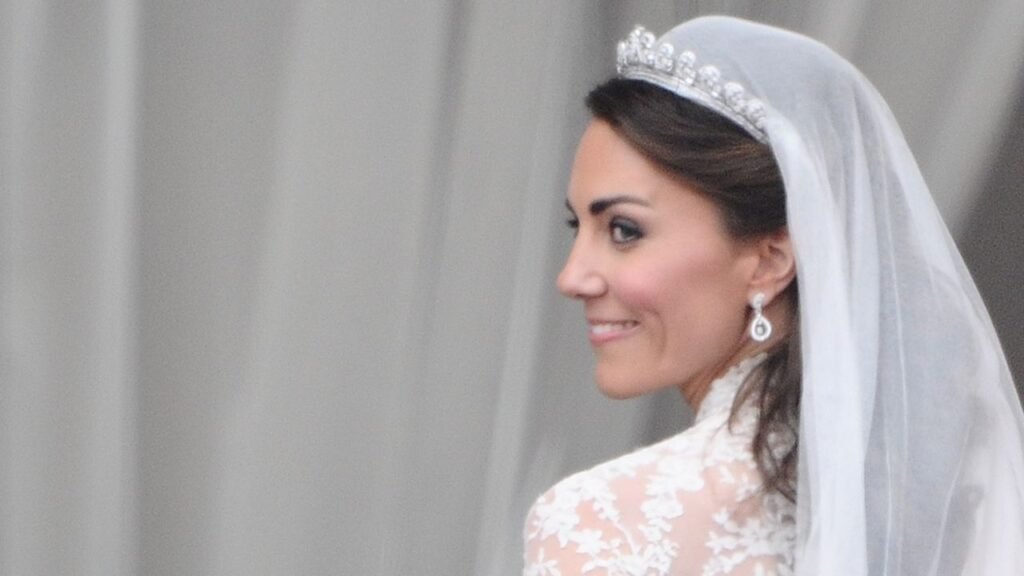 A Detailed Look at Kate Middleton, the Princess of Wales’s Unforgettable Wedding Dress A Detailed Look at Kate Middleton, the Princess of Wales’s Unforgettable Wedding Dress