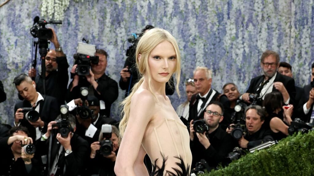 Alex Consani Channeled Botticelli and ‘Black Swan’ at the 2026 Met Gala