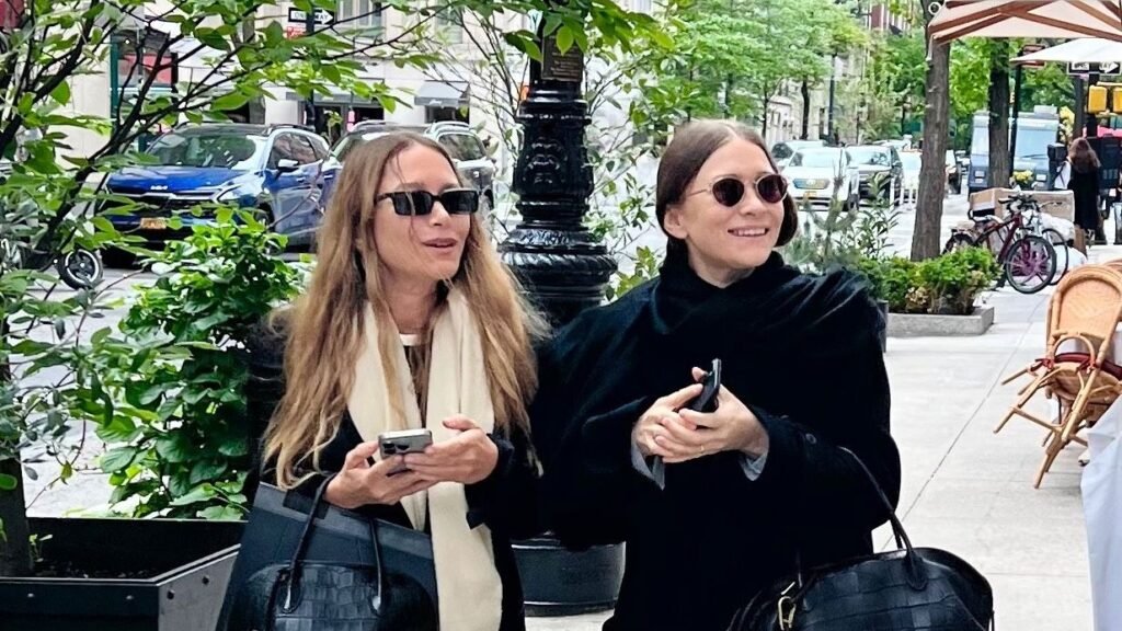 Ashley and Mary-Kate Olsen Are Twins, and So Are Their Handbags Ashley and Mary-Kate Olsen Are Twins, and So Are Their Handbags