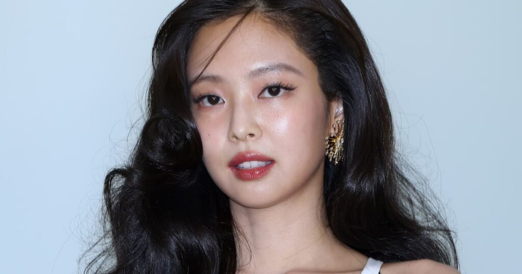 Jennie’s Black-And-White French Mani Is The Ultimate Chanel Accessory Jennie’s Black-And-White French Mani Is The Ultimate Chanel Accessory