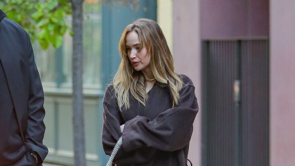 Jennifer Lawrence Adds an It-Girl Favorite to Her Statement Bag Collection Jennifer Lawrence Adds an It-Girl Favorite to Her Statement Bag Collection