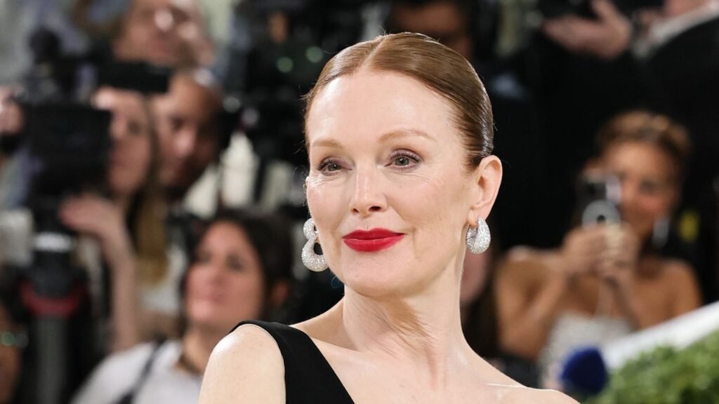 Julianne Moore Offered a Lesson in Mature, Sexy Dressing at the 2026 Met Gala Julianne Moore Offered a Lesson in Mature, Sexy Dressing at the 2026 Met Gala