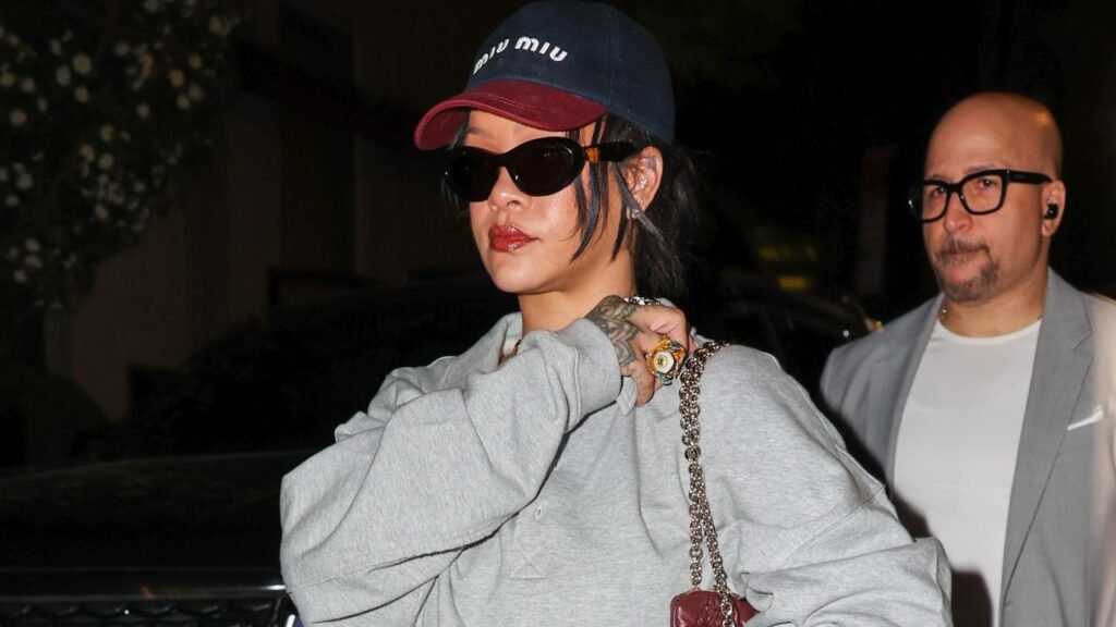 Rihanna’s Workout Outfit Is So Good Even Her Gatorade Matches Her Accessories Rihanna’s Workout Outfit Is So Good Even Her Gatorade Matches Her Accessories