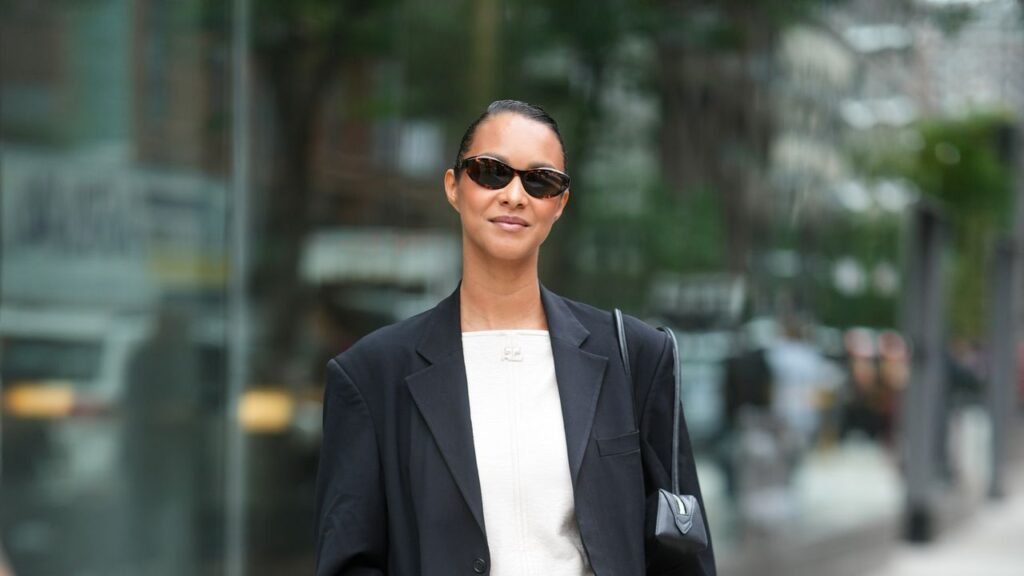 5 Ways to Style A ’60s Shift Dress for Summer 5 Ways to Style A ’60s Shift Dress for Summer