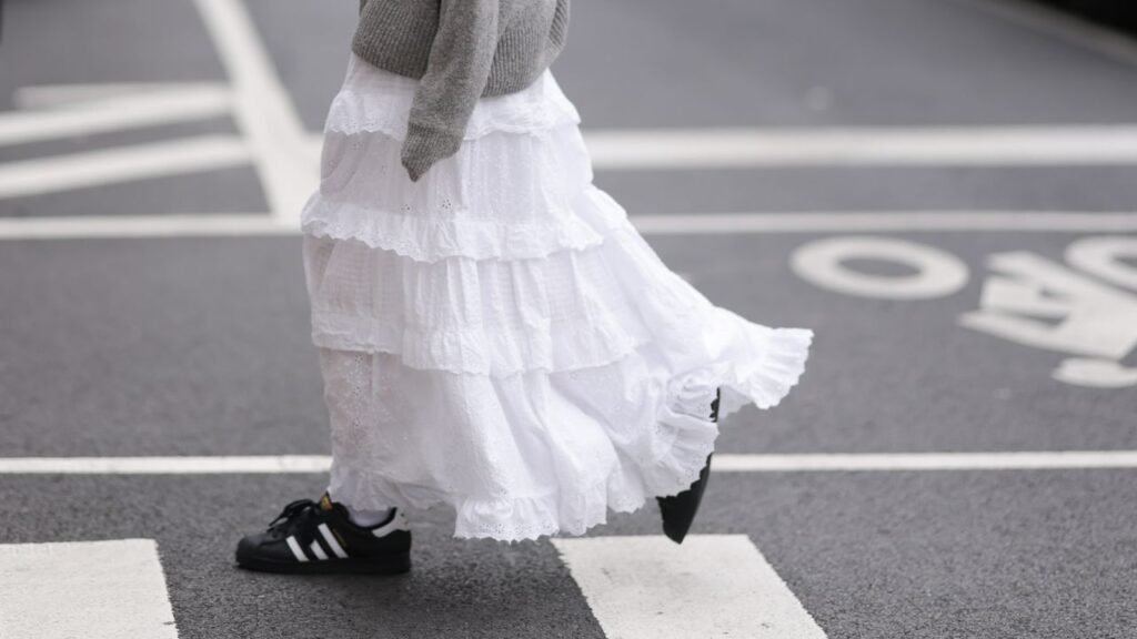 Black Sneakers: How to Style the Trend with Jeans, Pants and Skirts in Summer 2026 Black Sneakers: How to Style the Trend with Jeans, Pants and Skirts in Summer 2026