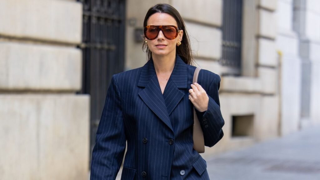 Here’s How to Wear a Blazer with Jeans and Heels When It’s Hot Out