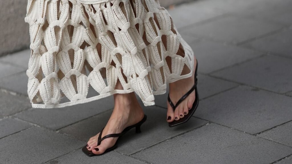 How to Wear the Heeled Flip Flops Summer Trend You’ve Been Seeing Everywhere How to Wear the Heeled Flip Flops Summer Trend You’ve Been Seeing Everywhere
