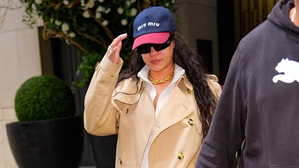 Rihanna Just Wore Capsule Staples For the Ultimate Cool-Girl Outfit Rihanna Just Wore Capsule Staples For the Ultimate Cool-Girl Outfit