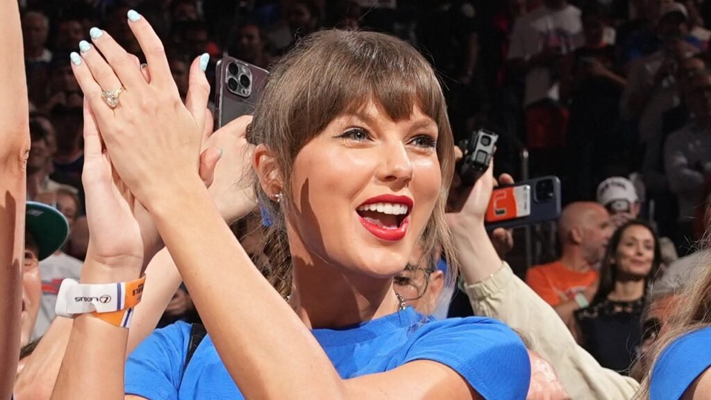 Taylor Swift Makes a Strong Case for Owning a Pair of Signature Jeans Taylor Swift Makes a Strong Case for Owning a Pair of Signature Jeans