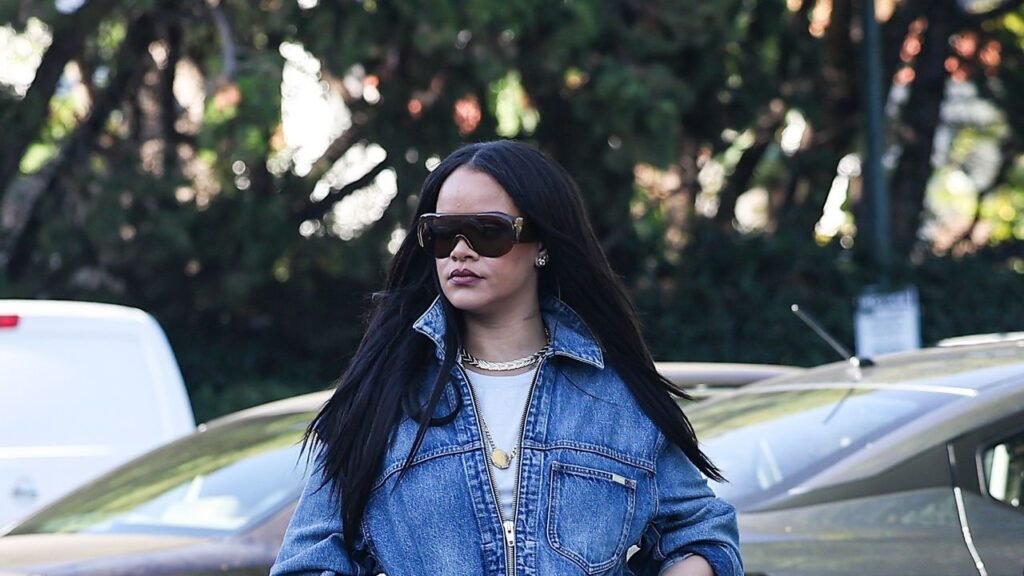 For Rihanna, This ’90s Outerwear Trend Never Really Went Away For Rihanna, This ’90s Outerwear Trend Never Really Went Away