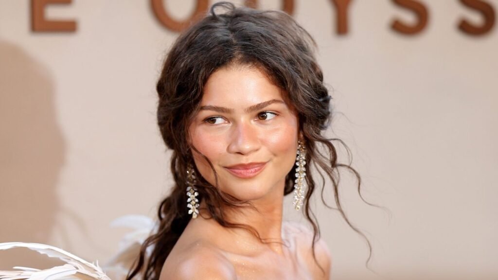 Zendaya’s Makeup Artist Reveals How to Recreate Her Viral ‘Sunkissed Makeup’ Look Zendaya’s Makeup Artist Reveals How to Recreate Her Viral ‘Sunkissed Makeup’ Look