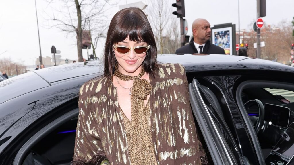Dakota Johnson Proves the ‘Granny Tote’ Is Fall’s Most Versatile Bag Trend