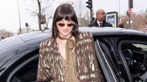 Dakota Johnson Proves the ‘Granny Tote’ Is Fall’s Most Versatile Bag Trend