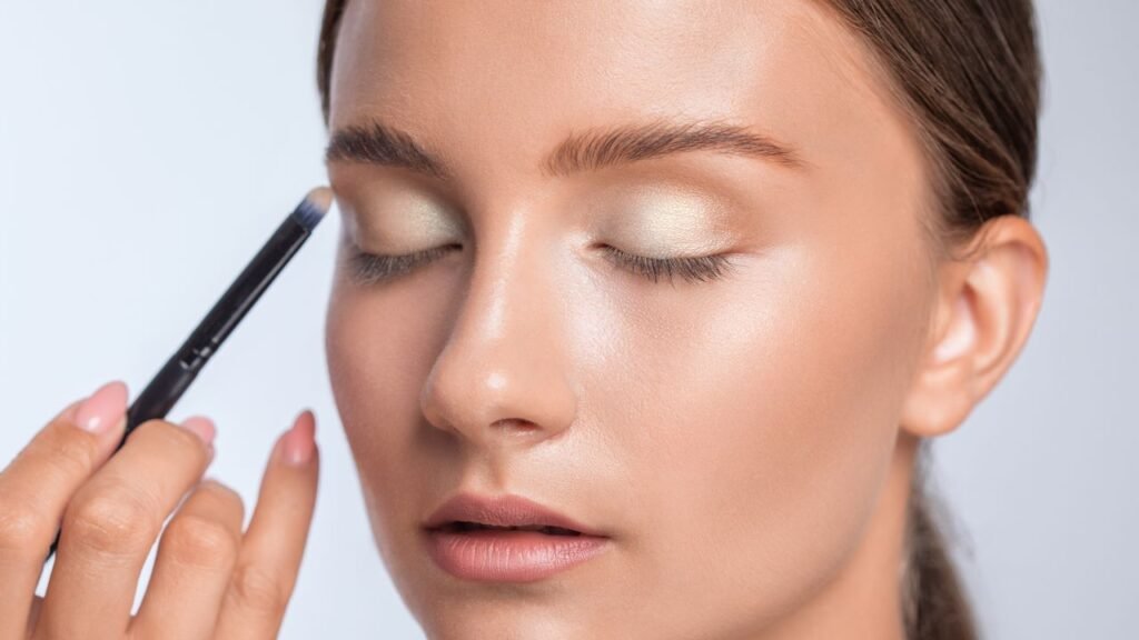 How to Apply Eye Shadow with 2026 Trends, According to Makeup Pros