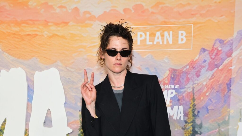 Kristen Stewart’s Perfect Red Carpet Combo? A Suit Jacket and Short-Shorts Kristen Stewart’s Perfect Red Carpet Combo? A Suit Jacket and Short-Shorts