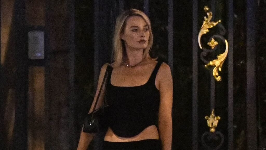 Margot Robbie’s Holiday Wardrobe Is Pure Samantha Jones
