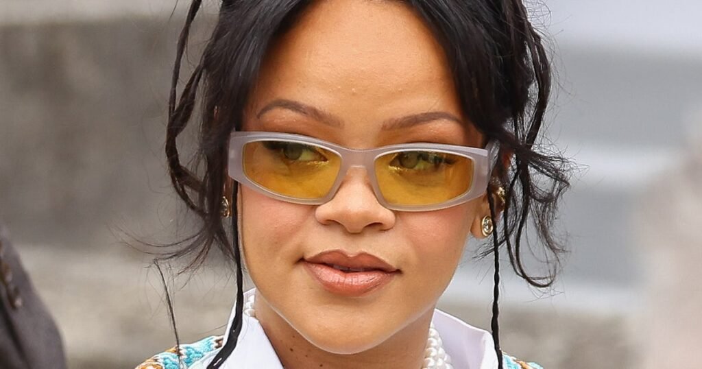 Rihanna Dons Bleached Brows For ‘Elle”s Latest Cover Rihanna Dons Bleached Brows For ‘Elle”s Latest Cover