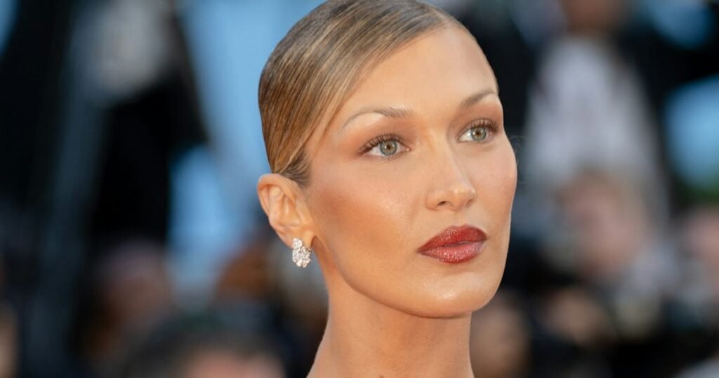 Bella Hadid’s ’90s Supermodel Blowout Is A Bouncy Dream Bella Hadid’s ’90s Supermodel Blowout Is A Bouncy Dream