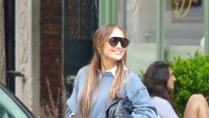 Jennifer Lopez Embraces Fall With a Clever Layering Trick