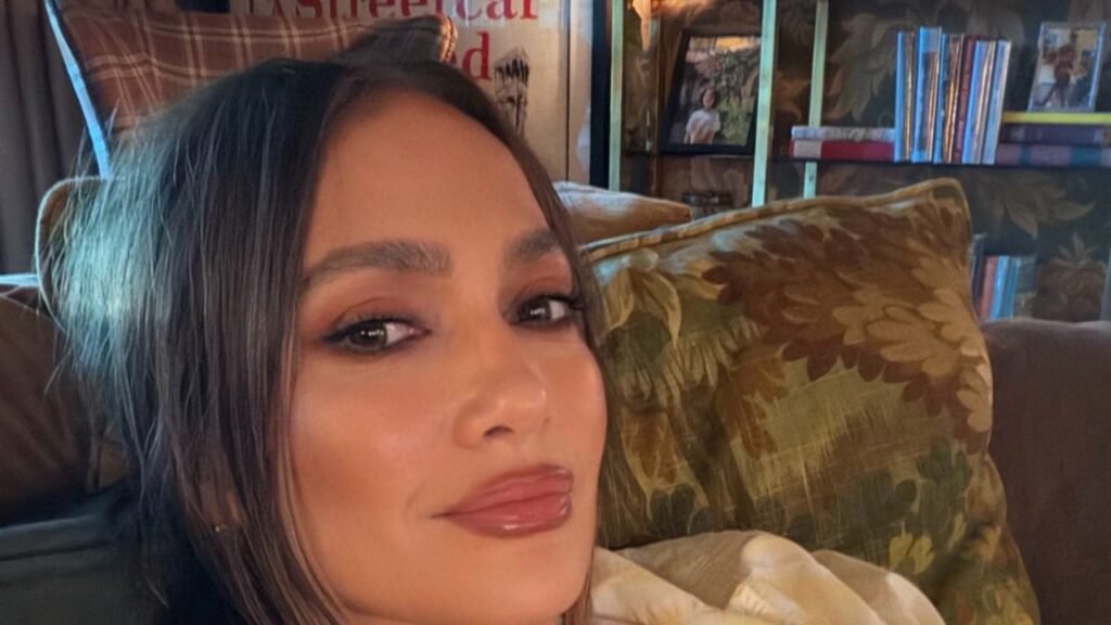 Jennifer Lopez’s Makeup Touch-up Essentials Are Cult Favorites Jennifer Lopez’s Makeup Touch-up Essentials Are Cult Favorites