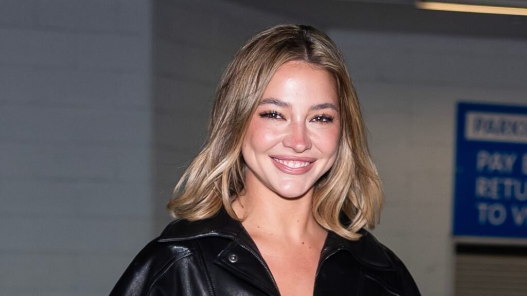 Madelyn Cline’s ‘Vanilla Taupe’ Bob Is the Cozy Fall Blonde of My Dreams Madelyn Cline’s ‘Vanilla Taupe’ Bob Is the Cozy Fall Blonde of My Dreams