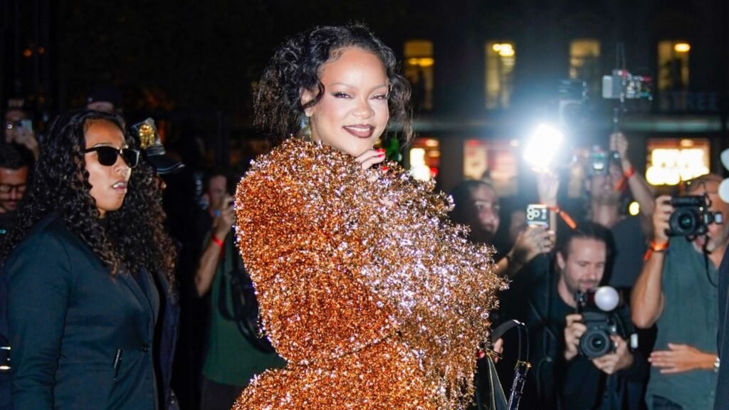 Rihanna Kicks Off Paris Fashion Week With a Statement Look