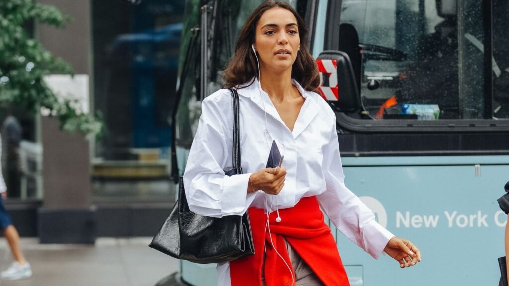 5 Easy Ways to Wear More Colorful Clothes Without Overhauling Your Entire Wardrobe 5 Easy Ways to Wear More Colorful Clothes Without Overhauling Your Entire Wardrobe