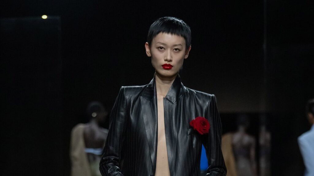 At Tom Ford, Reflective Beauty Looks Good In The Mirror