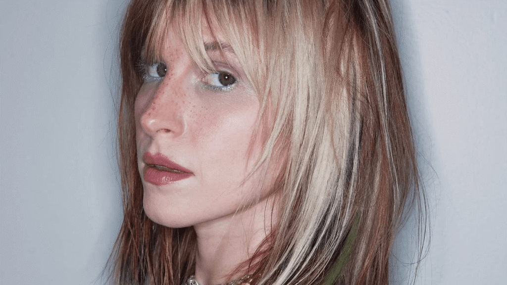 Hayley Williams’ Harvest Moon Bronde Is Fall’s Coolest Hair Combination