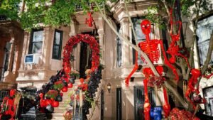 New York’s Best-Dressed Halloween Stoops in New York City Are Spooky, Kooky, Autumnal Delights New York’s Best-Dressed Halloween Stoops in New York City Are Spooky, Kooky, Autumnal Delights