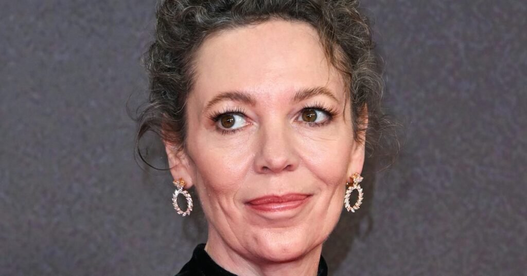 Olivia Colman’s Gray Hairstyles On The ‘Wicker”‘Tour Have Been So Chic