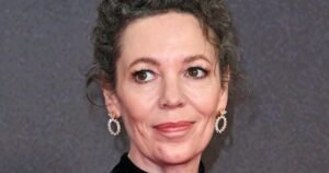 Olivia Colman’s Gray Hairstyles On The ‘Wicker”‘Tour Have Been So Chic
