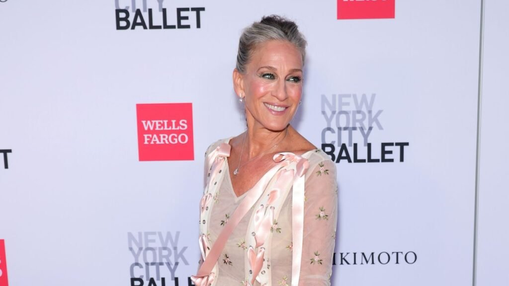Sarah Jessica Parker’s Gray-Blended Updo is Exquisite