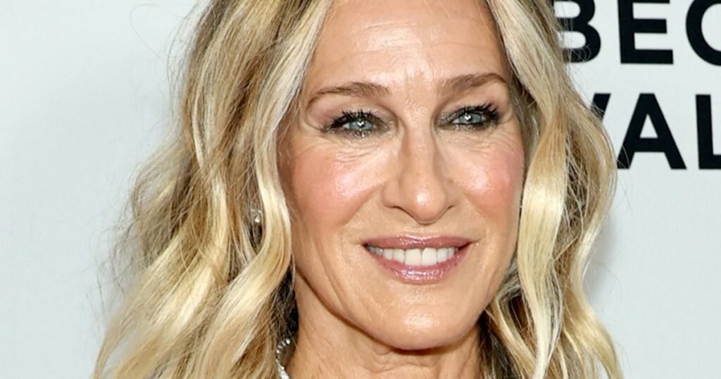Sarah Jessica Parker’s Silver Hair & Braided Ponytail Are Pure Magic